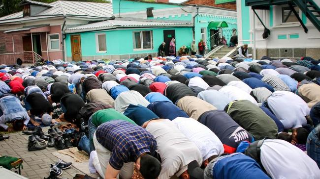 «Мы призываем людей к дружбе и уважению друг друга»: мусульмане отпраздновали Ураза-байрам в Челябинске