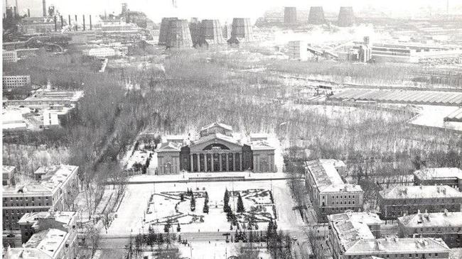 Дворец культуры ЧМК и живописный пейзаж на заднем плане. Как думаете какой это год?