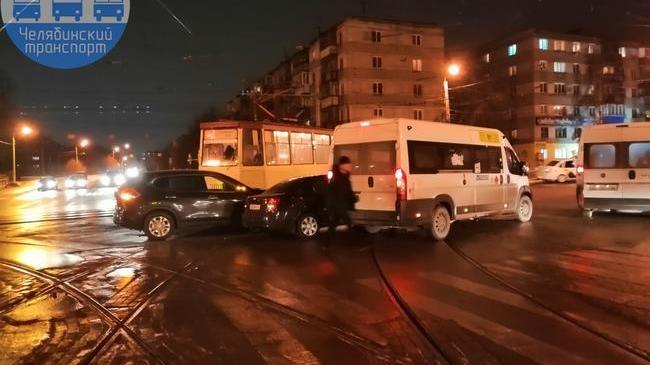 В Челябинске столкнулись трамвай, две легковушки и маршрутка
