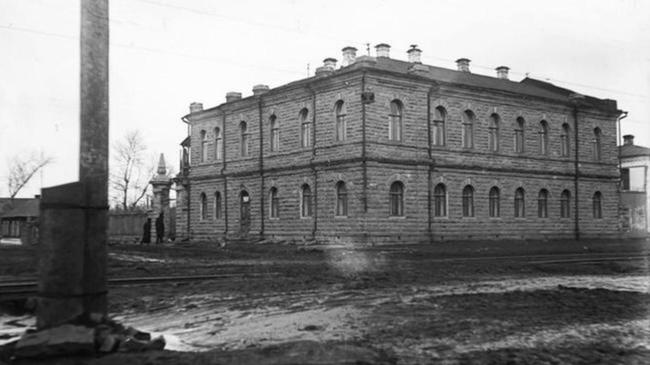 "Челябинск, тогда и сейчас!" Узнаете, что за здание на фото?🏰 Есть догадки, пиши в комментарии👇