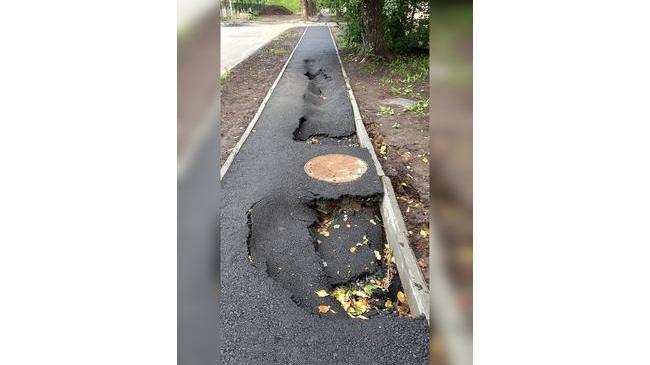 🍂 Суровый челябинский листопад разрушил тротуар, который положили неделю назад! 😱