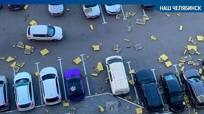 😨 В Челябинске с дома по адресу Толбухина, 3а обвалился утеплитель.