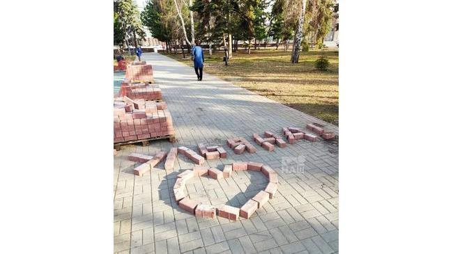 💜 И в сердце сурового челябинца есть место романтике. Фото сделано в сквере за памятником Ленину. 