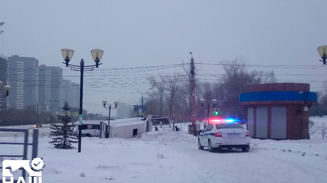 В Челябинске перевернулась маршрутка с пассажирами. Пострадавших увезли на скорой