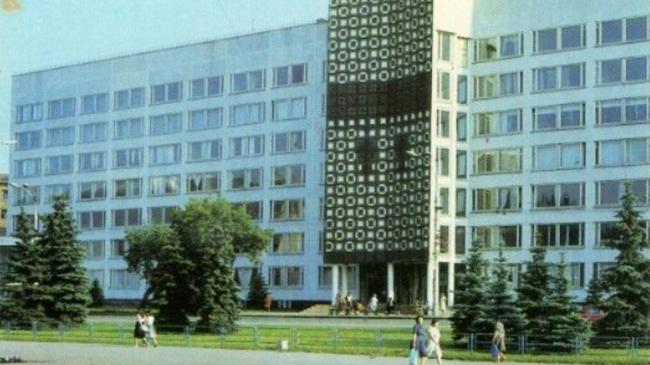 Проспект Ленина 57, в нынешнем понимании - офисное здание напротив Публичной библиотеки.