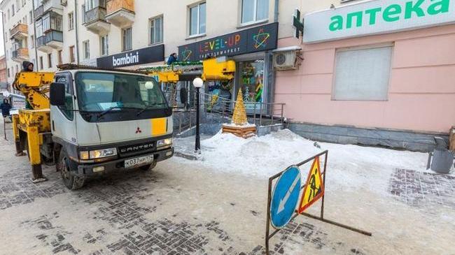 В центре Челябинска демонтируют зеленые аптечные кресты