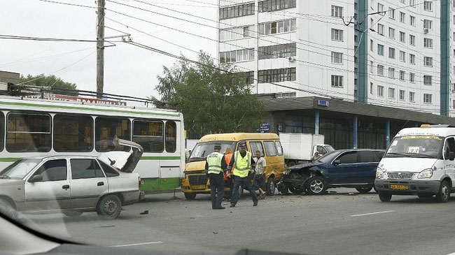 Дождливым утром на дорогах Челябинска произошло не меньше восьми аварий