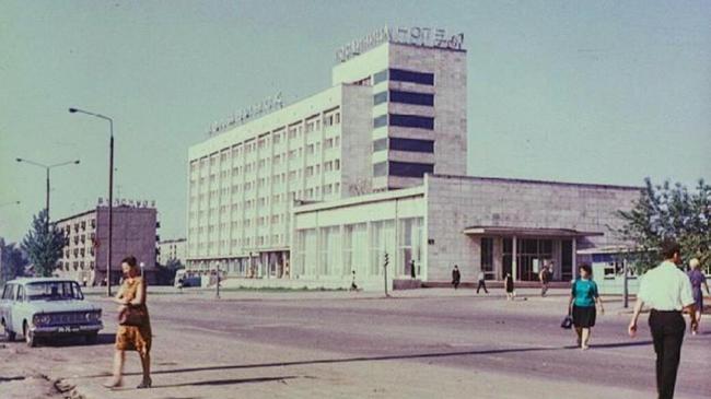 Гостиница "Челябинск" с пристроенным рестораном, перекресток улиц С. Разина и Овчинникова. Как это место выглядело изначально.