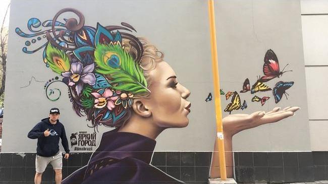 Девушка с цветными волосами украсила одну из стен в Челябинске