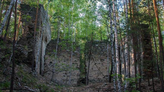 В лесу под Миассом сохранились руины настоящего французского замка