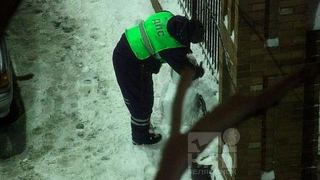 ⛄ Суровые челябинские ДПСники по ночам лепят милых снеговиков.. 