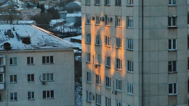 Вот такой интересный рисунок сделан солнечным светом на одном из домов Челябинска.. С первым днем весны всех! 🌷