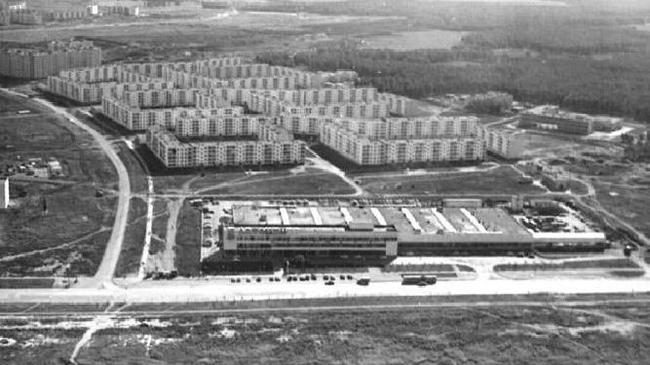 Перекресток Молодогвардейцев и Солнечной, автоцентр Лада. Фото начало 80х. Стоят только 5-и этажные дома на Солнечной, вокруг пустота. 