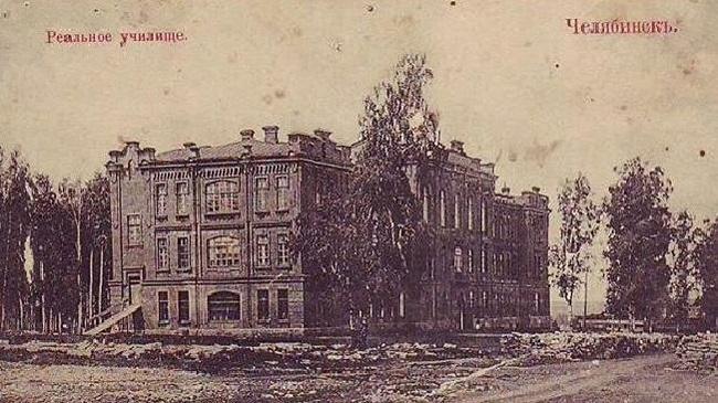 Реальное училище, построено в 1904-1907 годах. Современный адрес улица Красная, дом 38 (между пр. Ленина и ул. Сони Кривой).