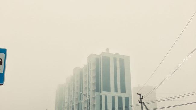 😃 Вот такой туман сегодня утром в Челябинске 😄 Пропадают машины, деревья, целые улицы и даже дома! Как вам такая погодка? 😎