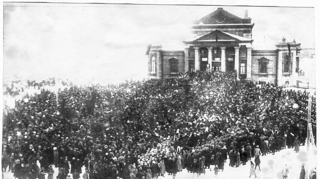1918-1919 гг. Площадь перед Народным домом