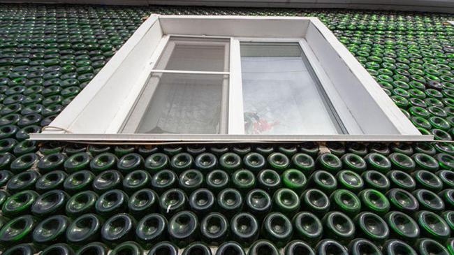 Житель Южного Урала построил дом из 12 тыс. бутылок от шампанского