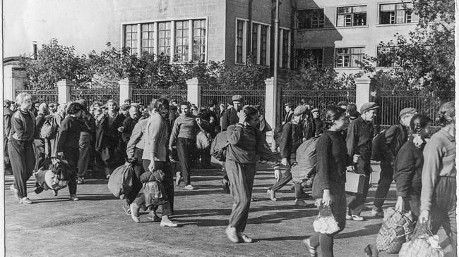 1960 год, 13 сентября. Школьники 48-й школы отправляются на спортивно-туристический праздник Золотая осень
