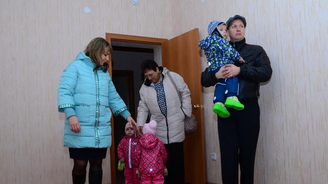 Семьям с тройнями вручили ключи от новых квартир в Челябинске