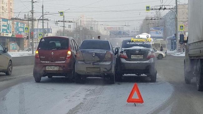 Пользователи соцсетей высмеяли ДТП в Челябинске