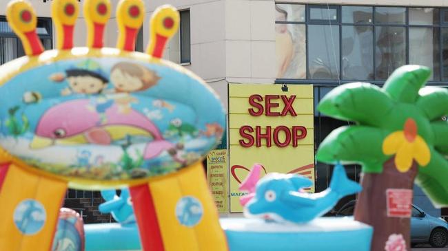 «Не детские игрушки». Челябинцев возмутил секс-шоп возле аттракционов для малышей