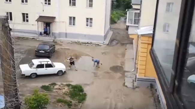 В Челябинске мужчина в полицейской форме сбил на автомобиле несколько человек