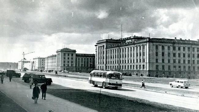 Перекресток улицы Труда и Свердловского проспекта (район Дворца Спорта). Снято по Труда в сторону Родника.
