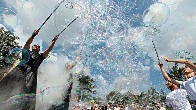 На детском фестивале в Челябинске запустили миллионы мыльных пузырей