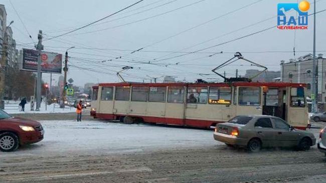 ❄ Не выдержал снегопада? Трамвай сошел с рельсов в Челябинске 🚋