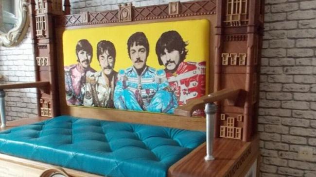 Уникальный диван The Beatles сделал житель Челябинской области