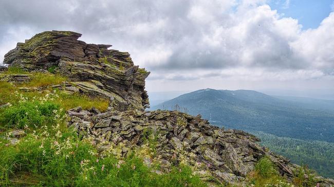 ⛰ Прекрасный хребет Уреньга. А вы бывали в этих местах? Делитесь впечатлениями и фото в комментариях!