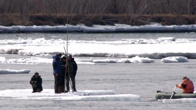 Четверых рыбаков унесло на льдине в Челябинской области