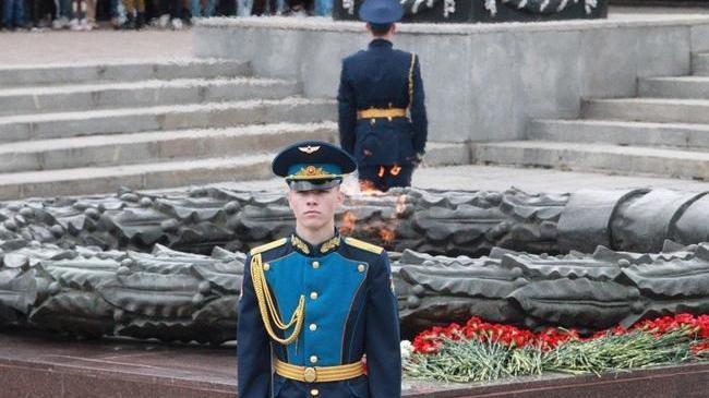 🔥 В День памяти и скорби возложили цветы к мемориалу «Вечный огонь» в Челябинске