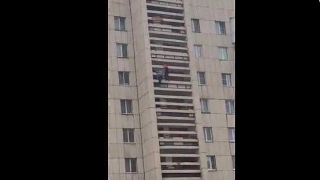 Юные паркурщики поднялись на 12-й этаж по балконам