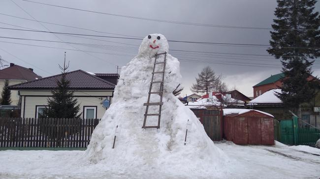Челябинский школьник построил 5 метрового снеговика 