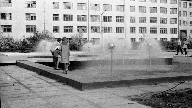 Фонтан напротив главного корпуса ЮУрГУ, слева от второго корпуса, около 1980 года.