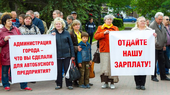 «Путин, как жить?»: водители и кондукторы «Челябавтотранса» вышли на пикет
