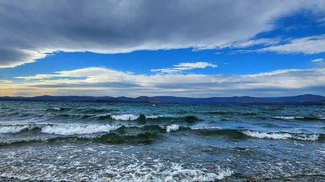 Буйство волн и осенних красок на озере Тургояк 🌊🍂