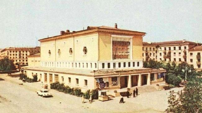 Кинотеатр Пушкина, 1967 год. Какие изменения, кроме цвета фасада здания вы заметили? 