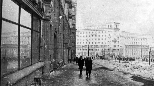  Вид на площадь Революции с улицы Цвиллинга. 1964 год.