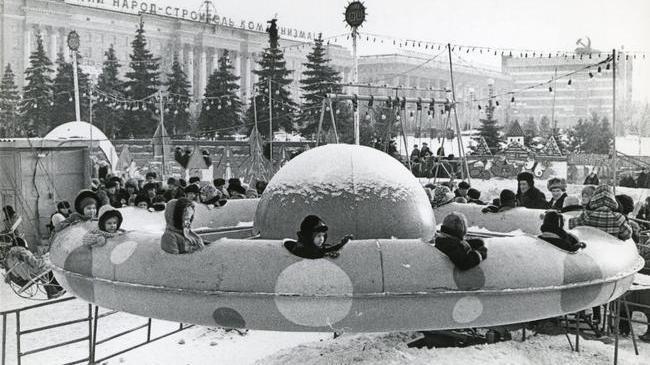📸 🎄 Скоро Новый год. На снимке 1983 года - аттракцион «Орбита» в ледовом городке на площади Революции. 