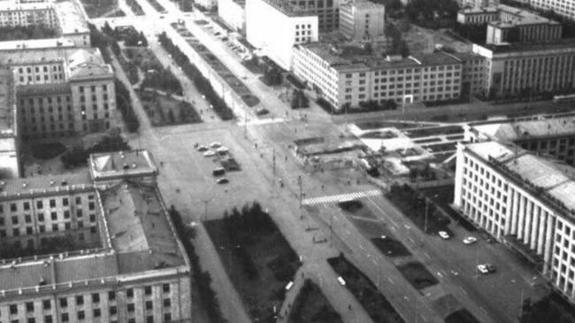 Прямо в центре стоянка ЧПИ - мечта студента. Всего 6 машин, причем одна из них ректора, а остальные пять, крутых деканов. 