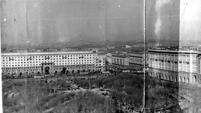 Именно так выглядела площадь Революции в 1967-ом году. Интересно, есть ли среди наших подписчиков те, кто помнит ее именно такой?