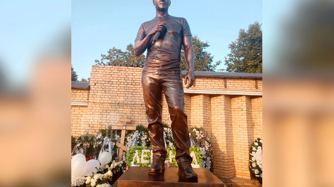 🥀 «Как живой»: памятник Юрию Шатунову установили на его 50-летний юбилей