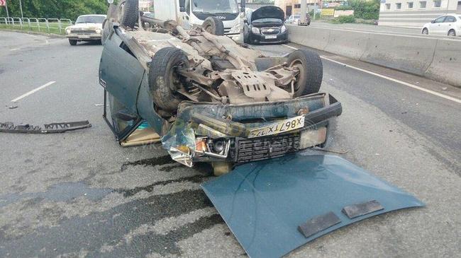 ВАЗ упал на крышу после тройного ДТП в Челябинске