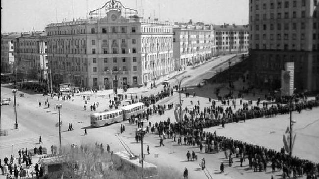 Проспект Ленина. 1965-1966гг. Столько людей собралось! Как вы думаете по какому поводу?