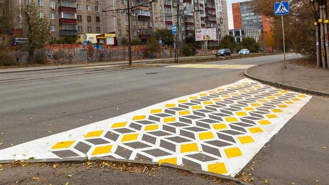 Арт-объект или пешеходный переход: в центре Челябинска появилась цветная зебра