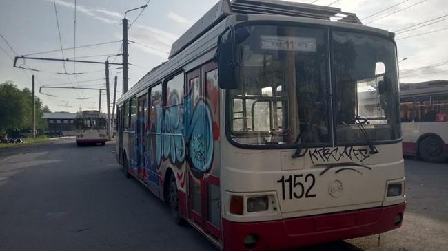 Граффити появились на троллейбусах, оставленных на конечной остановке