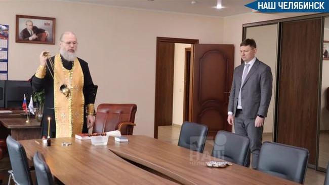 😮 В УралГУФКе освятили кабинет ректора — должность называют «проклятой» из-за серии задержаний