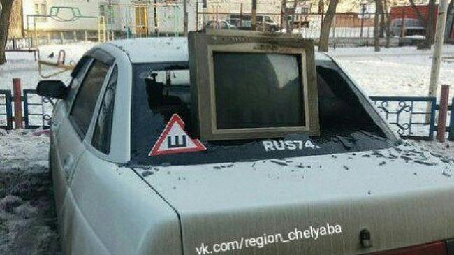 Выброшенный из окна телевизор пробил стекло авто в Ленинском районе